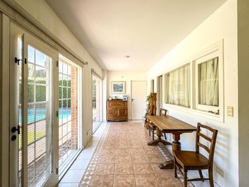 CASA EN VENTA en LAS LOMAS DE SAN ISIDRO con AMPLIOS ESPACIOS, GRAN JARDIN, QUINCHO,