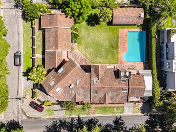 CASA EN VENTA en LAS LOMAS DE SAN ISIDRO con AMPLIOS ESPACIOS, GRAN JARDIN, QUINCHO,