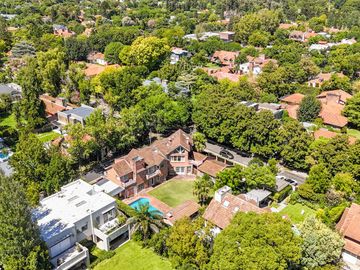CASA EN VENTA en LAS LOMAS DE SAN ISIDRO con AMPLIOS ESPACIOS, GRAN JARDIN, QUINCHO,