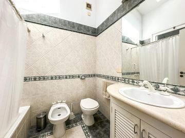 CASA EN VENTA en LAS LOMAS DE SAN ISIDRO con AMPLIOS ESPACIOS, GRAN JARDIN, QUINCHO,