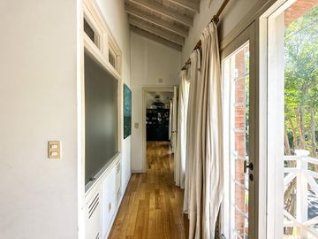 CASA EN VENTA en LAS LOMAS DE SAN ISIDRO con AMPLIOS ESPACIOS, GRAN JARDIN, QUINCHO,