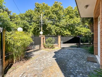 CASA EN VENTA en LAS LOMAS DE SAN ISIDRO con AMPLIOS ESPACIOS, GRAN JARDIN, QUINCHO,