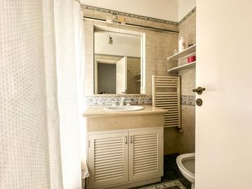 CASA EN VENTA en LAS LOMAS DE SAN ISIDRO con AMPLIOS ESPACIOS, GRAN JARDIN, QUINCHO,