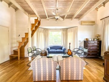 CASA EN VENTA en LAS LOMAS DE SAN ISIDRO con AMPLIOS ESPACIOS, GRAN JARDIN, QUINCHO,
