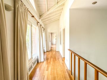 CASA EN VENTA en LAS LOMAS DE SAN ISIDRO con AMPLIOS ESPACIOS, GRAN JARDIN, QUINCHO,