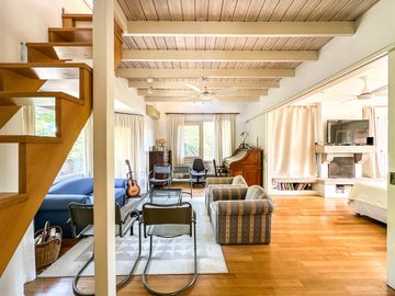 CASA EN VENTA en LAS LOMAS DE SAN ISIDRO con AMPLIOS ESPACIOS, GRAN JARDIN, QUINCHO,