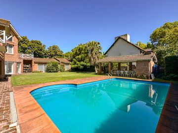 CASA EN VENTA en LAS LOMAS DE SAN ISIDRO con AMPLIOS ESPACIOS, GRAN JARDIN, QUINCHO,