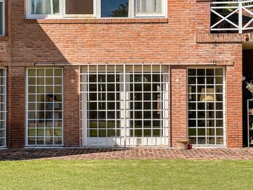 CASA EN VENTA en LAS LOMAS DE SAN ISIDRO con AMPLIOS ESPACIOS, GRAN JARDIN, QUINCHO,