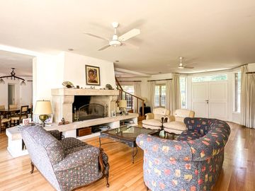 CASA EN VENTA en LAS LOMAS DE SAN ISIDRO con AMPLIOS ESPACIOS, GRAN JARDIN, QUINCHO,