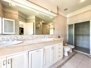 CASA EN VENTA en LAS LOMAS DE SAN ISIDRO con AMPLIOS ESPACIOS, GRAN JARDIN, QUINCHO,