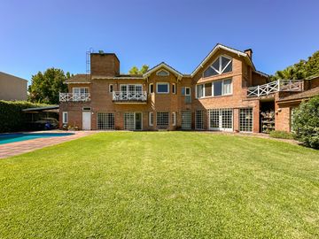 CASA EN VENTA en LAS LOMAS DE SAN ISIDRO con AMPLIOS ESPACIOS, GRAN JARDIN, QUINCHO,
