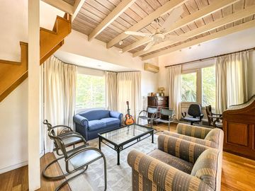 CASA EN VENTA en LAS LOMAS DE SAN ISIDRO con AMPLIOS ESPACIOS, GRAN JARDIN, QUINCHO,