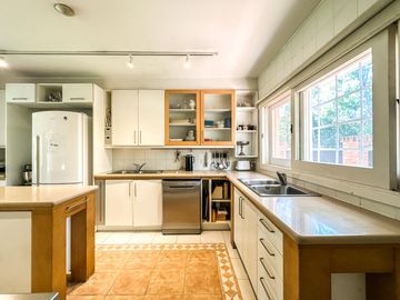 CASA EN VENTA en LAS LOMAS DE SAN ISIDRO con AMPLIOS ESPACIOS, GRAN JARDIN, QUINCHO,