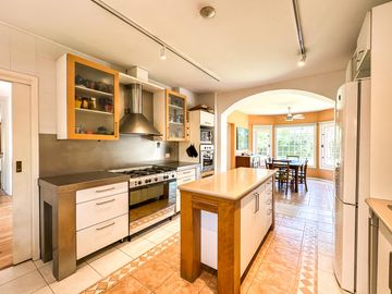 CASA EN VENTA en LAS LOMAS DE SAN ISIDRO con AMPLIOS ESPACIOS, GRAN JARDIN, QUINCHO,