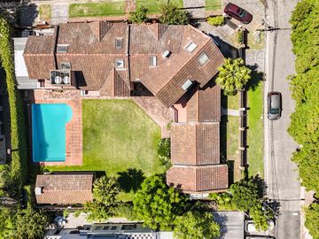 CASA EN VENTA en LAS LOMAS DE SAN ISIDRO con AMPLIOS ESPACIOS, GRAN JARDIN, QUINCHO,