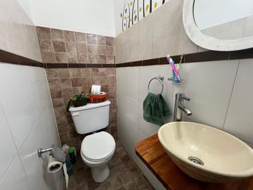 Casa con cochera y patio con piscina a la Venta en Bernal