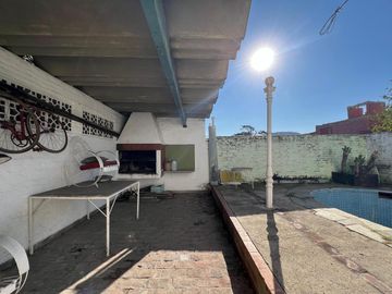 Casa con cochera y patio con piscina a la Venta en Bernal