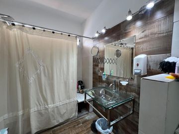 Casa con cochera y patio con piscina a la Venta en Bernal