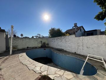 Casa con cochera y patio con piscina a la Venta en Bernal