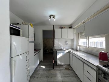 Casa con cochera y patio con piscina a la Venta en Bernal