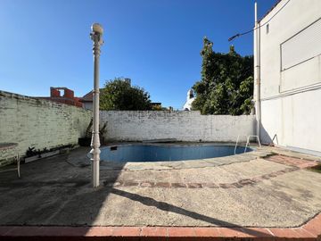 Casa con cochera y patio con piscina a la Venta en Bernal