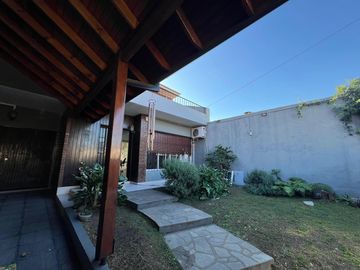 Casa con cochera y patio con piscina a la Venta en Bernal