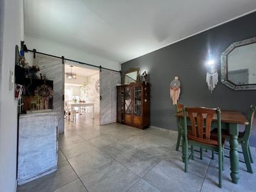 Casa con cochera y patio con piscina a la Venta en Bernal
