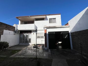 Casa con cochera y patio con piscina a la Venta en Bernal