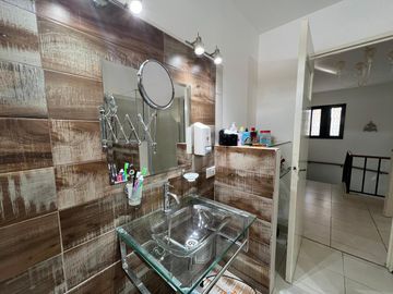 Casa con cochera y patio con piscina a la Venta en Bernal