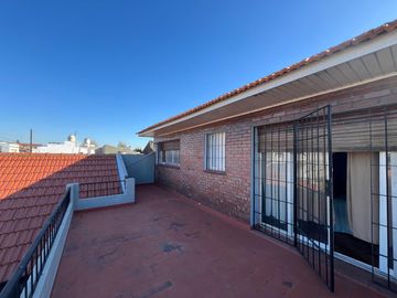 Casa con cochera y patio con piscina a la Venta en Bernal
