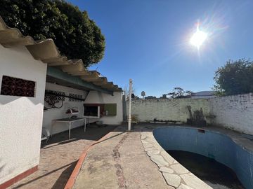 Casa con cochera y patio con piscina a la Venta en Bernal