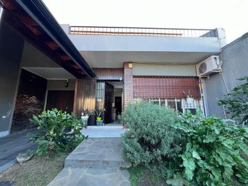 Casa con cochera y patio con piscina a la Venta en Bernal