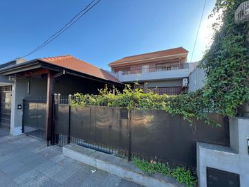 Casa con cochera y patio con piscina a la Venta en Bernal