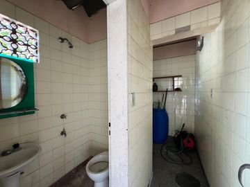 Casa con cochera y patio con piscina a la Venta en Bernal