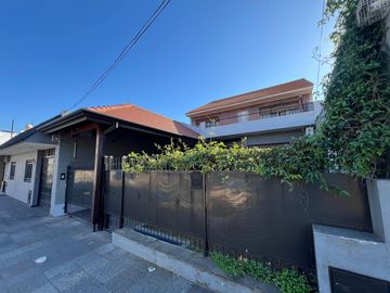 Casa con cochera y patio con piscina a la Venta en Bernal