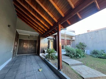 Casa con cochera y patio con piscina a la Venta en Bernal