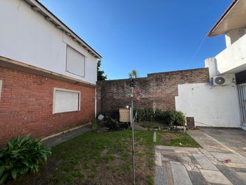 Casa con cochera y patio con piscina a la Venta en Bernal