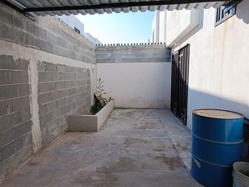 Casa en Venta en Los Héroes México, Ciénega de Flores | 2 Recámaras, Patio y Coc