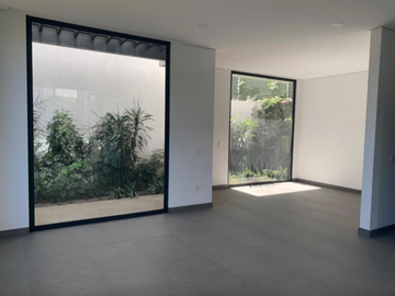 CASA NUEVA EN CONDOMINIO EN COYOACAN CON JARDIN Y ROOF GARDEN