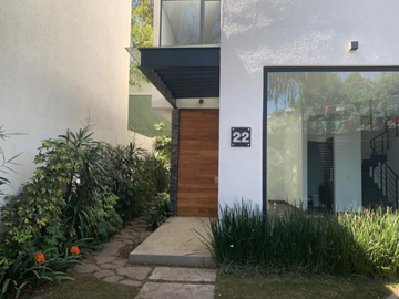 CASA NUEVA EN CONDOMINIO EN COYOACAN CON JARDIN Y ROOF GARDEN