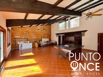 Espectacular Casa Estilo Campestre en Jardines del Pedregal: Espacio, Elegancia