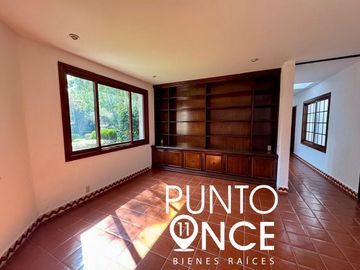 Espectacular Casa Estilo Campestre en Jardines del Pedregal: Espacio, Elegancia