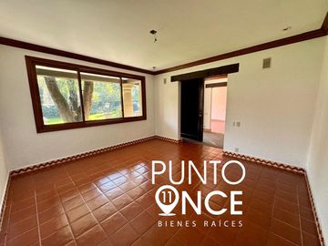 Espectacular Casa Estilo Campestre en Jardines del Pedregal: Espacio, Elegancia