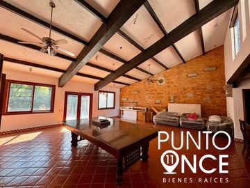 Espectacular Casa Estilo Campestre en Jardines del Pedregal: Espacio, Elegancia