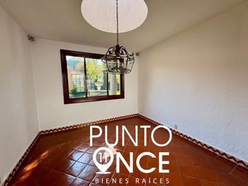 Espectacular Casa Estilo Campestre en Jardines del Pedregal: Espacio, Elegancia