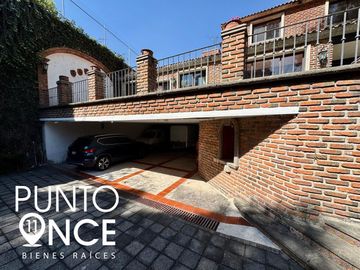 Espectacular Casa Estilo Campestre en Jardines del Pedregal: Espacio, Elegancia