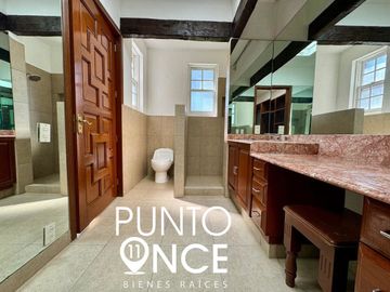 Espectacular Casa Estilo Campestre en Jardines del Pedregal: Espacio, Elegancia