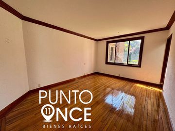 Espectacular Casa Estilo Campestre en Jardines del Pedregal: Espacio, Elegancia
