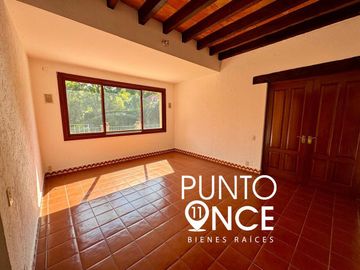 Espectacular Casa Estilo Campestre en Jardines del Pedregal: Espacio, Elegancia