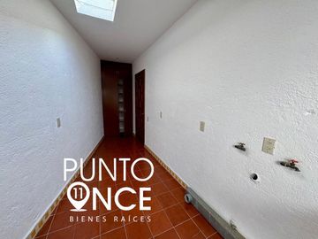 Espectacular Casa Estilo Campestre en Jardines del Pedregal: Espacio, Elegancia